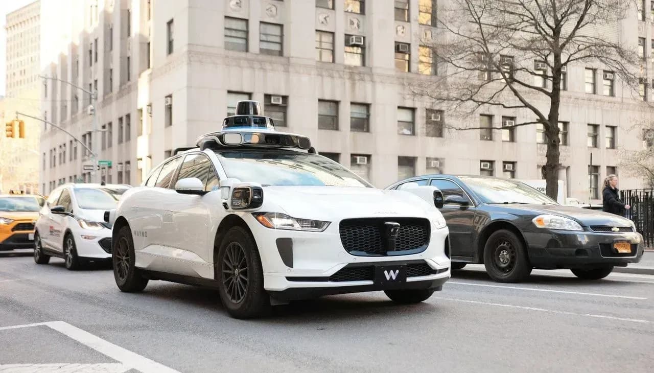 Robotaxi: Waymo เริ่มเก็บรายได้แบบสมาชิก ขณะที่ Tesla ยังห่างไกลเป้าหมายของ Musk