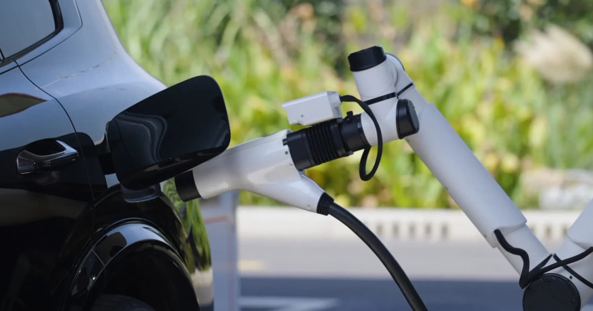 Geely เปิดตัวระบบชาร์จ EV ต่ำกว่า 5 นาทีด้วย AI เร่งแข่ง BYD